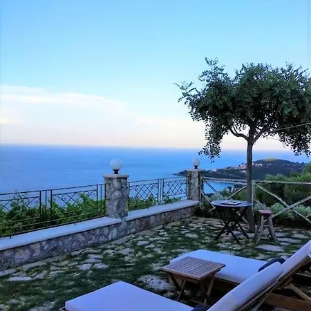 Mountain House With Breathtaking Sea View بيت للعطل بوروس